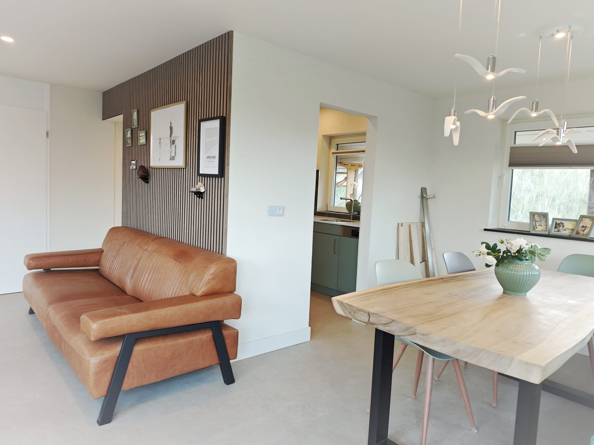 Afgewerkte woonkamer na een verbouwing door Herstel & Bouw